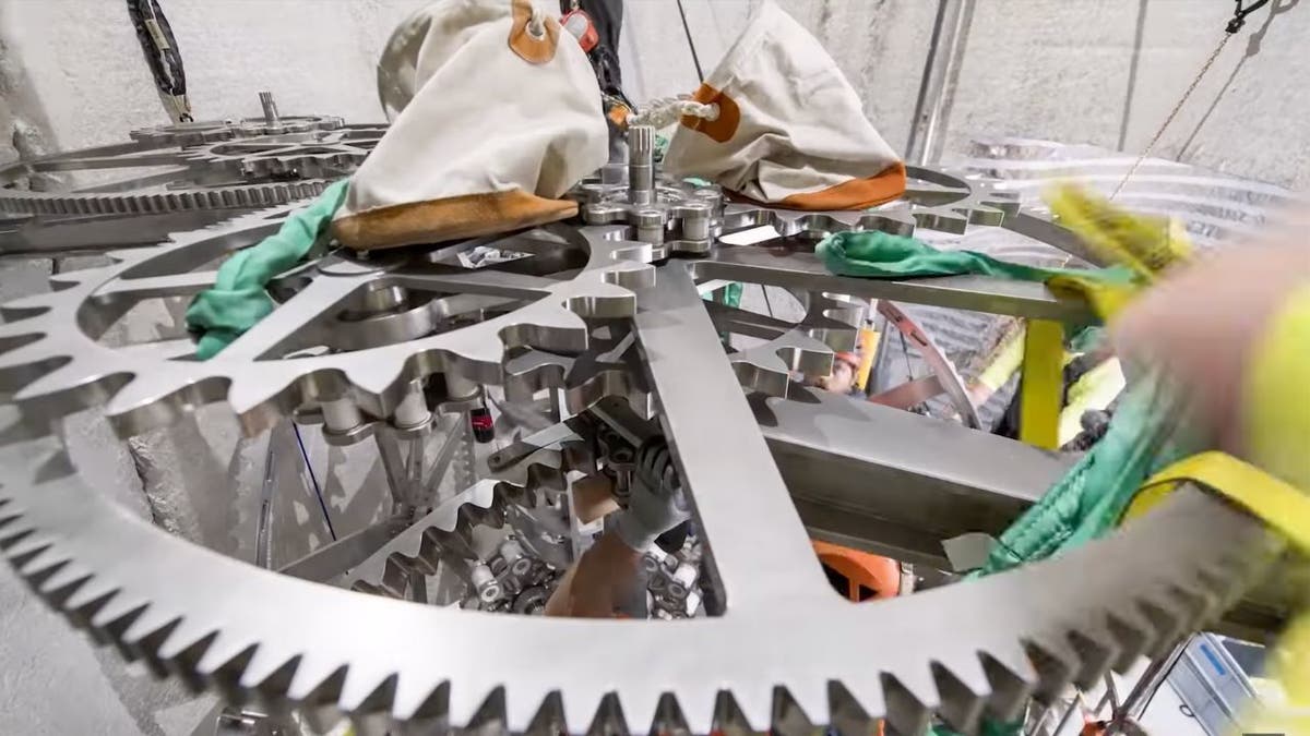 BEZOS' clock 3